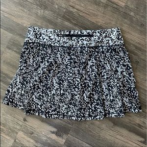 Black and white lululemon tennis skirt size 4 tall. Excellent condition!